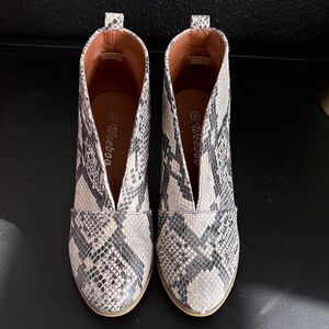 Weboo Snake-Print Slip-On Ankle Shoes in Beige/Black